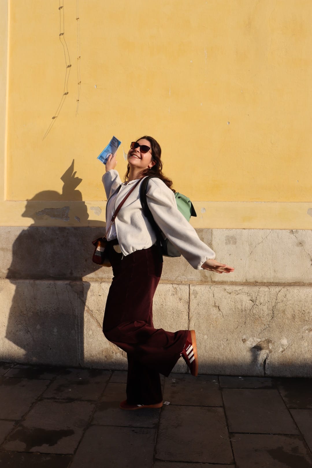Nadia, travel planner Amaziing Trip, billet en main sous le soleil